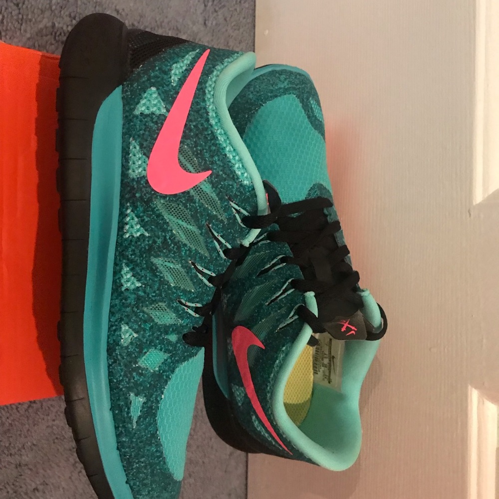 Nike - Picture 2 of 3